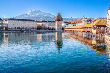 Luzern mit der bekannten Kapellbr&uuml;cke im Vordergrund und dem Berg Pilatus im Hintergrund