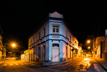 Naklejka premium Empty streets with historical buildings of a colonial town in Espirito Santo state at Night, in Brazil