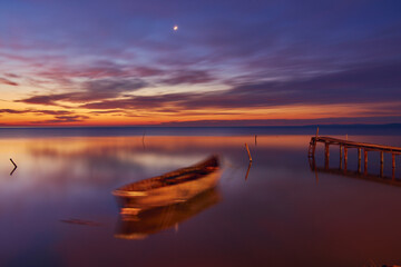 Obraz premium sunrise by boat in the morning 04