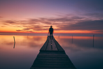 Obraz premium pontoon on the shore of the lake at sunrise 01