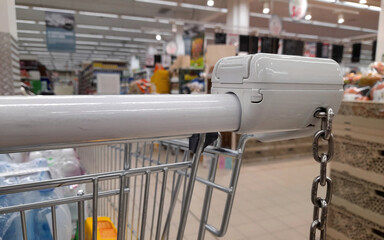 Fare la spesa al centro commerciale con il carrello