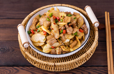 Stir-fried pork with bamboo shoots
