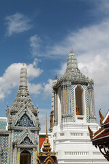 Obraz premium The famous prang of the temple in the Temple of the Emerald Buddha, Wat Phra Kaew, Bangkok, Thailand