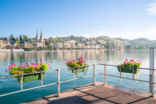 Luzern Stadt mit dem Vierwaldst&auml;ttersee im Vordergrund. Grosse bekannte Hotels am See.