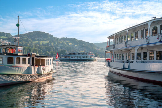 Luzern Stadt mit dem Vierwaldst&auml;ttersee. Schiffe auf dem See