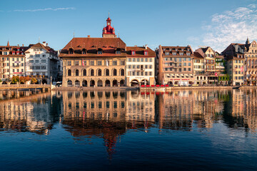Obraz premium Luzern Rathaus mit dem Fluss Reuss im Vordergrund. Altstadt von Luzern bei schönem Wetter