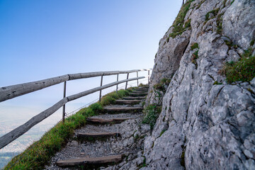 Fototapeta premium Faszinierende Aussicht auf Luzern und den Vierwaldstättersee vom Berg Pilatus. Bergsee in der Schweiz
