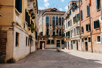 Fototapeta na wymiar Cozy Venetian courtyard with a well