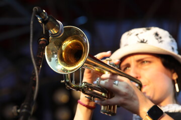 Obraz na płótnie Canvas Musical instrument trumpet with microphone close up