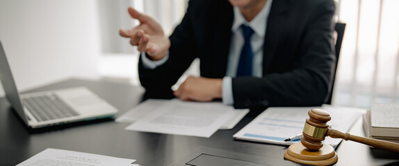 Lawyer and client negotiation in legal judgement consulting..