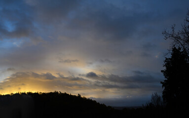 Wolken über Marburg, keine Personen
