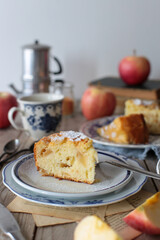 Fetta di torta di mele su un tavolo preparato per la colazione 