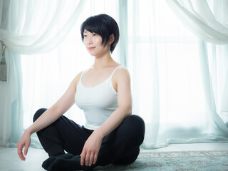 Fototapeta premium 朝日の下、ストレッチする女性