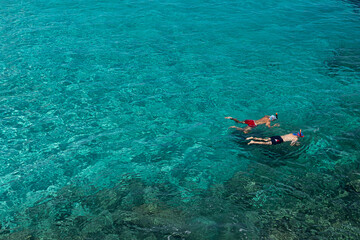 Pareja haciendo snorkel en aguas transparentes © Sonia