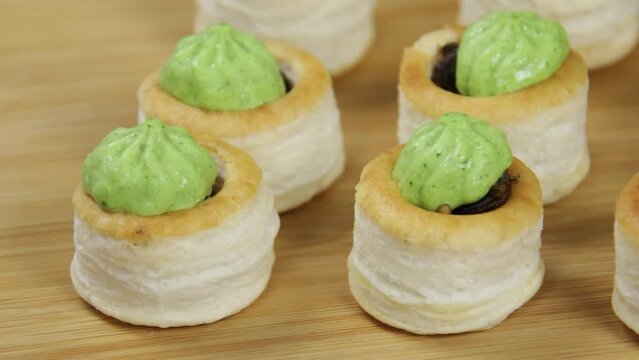 feuillet&eacute; d'escargot cru sur une planche en bois
