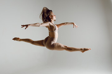 Young woman dancer dancing high heels dance jumping leg-split