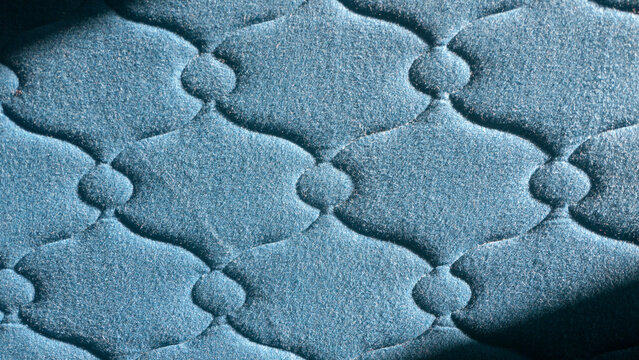 Dibujo en relieve en somier de cama azul