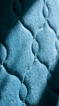 Dibujo en relieve en somier de cama azul