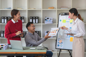 Obraz premium A team of businessmen plan with their laptops and graph charts for their profits and use a calculator to calculate their company's annual balance.