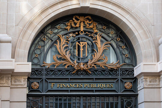 Paris, France - 23 octobre 2022: Enseigne et logo &agrave; l'entr&eacute;e d'un centre des finances publiques, &eacute;tablissement r&eacute;unissant diff&eacute;rents services du Tr&eacute;sor Public fran&ccedil;ais, tr&eacute;sorerie et centre des imp&ocirc;ts
