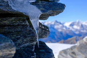 Neve ghiacciata sulla vetta del Pizzo Scheggia, Onsernone Alpi Lepontine, Valle Vigezzo, Italia....