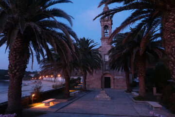 Iglesia entre palmeras