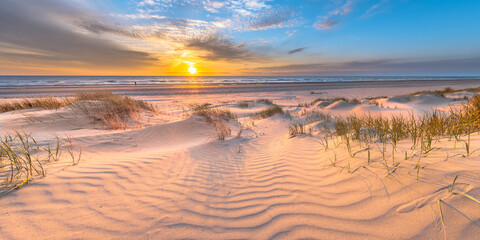 Strand en duinen kleurrijke zonsondergang