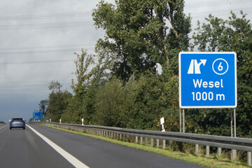 Ausfahrt Wesel, Autobahntafel auf BAB 3 in Richtung Arnheim,