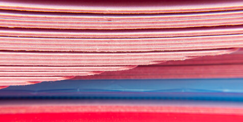 Borde de carpeta rosa y roja de cartulina con separadores