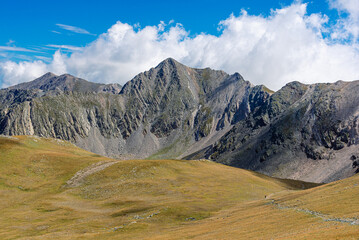 Obraz premium Mountain landscape with blue sky and white clouds
