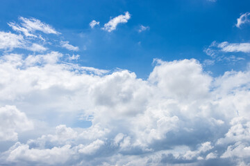 Obraz na płótnie Canvas Beautiful bright blue sky and clouds background