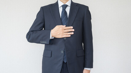 安心・おまかせポーズ　イメージ｜スーツ姿の男性