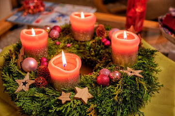Festlich geschmückter Adventskranz mit vier brennenden Kerzen - vierter Advent