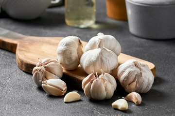 Whole garlic with peel, organic product, garlic cloves on a table. healthy gastronomy concept