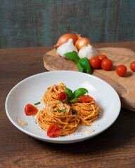 spaghetti with tomato sauce