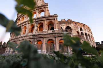Obraz premium rome, italy, colosseum old ancient building gladiator battle at night.