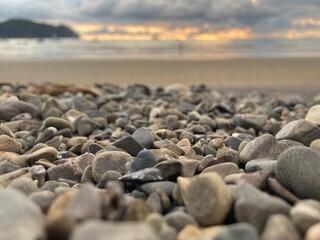 Rocas pequeñas en la playa