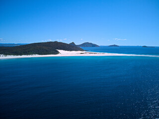 Obraz premium Drone photo of Fingal Bay and the spit leading to Shark Island on a bright sunny day
