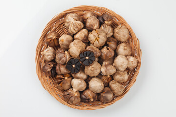 black garlic made from fermentation
 발효하여 만든 흑색의 마늘.