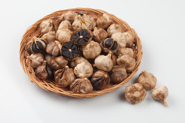 black garlic made from fermentation
 발효하여 만든 흑색의 마늘.