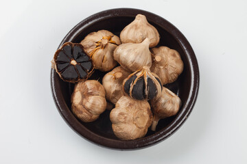 black garlic made from fermentation
 발효하여 만든 흑색의 마늘.