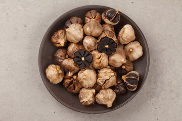 black garlic made from fermentation
 발효하여 만든 흑색의 마늘.