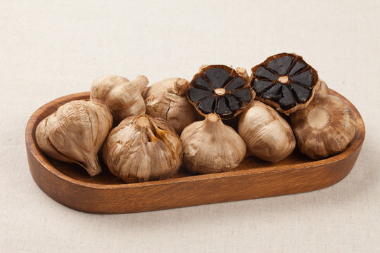 black garlic made from fermentation
 발효하여 만든 흑색의 마늘.