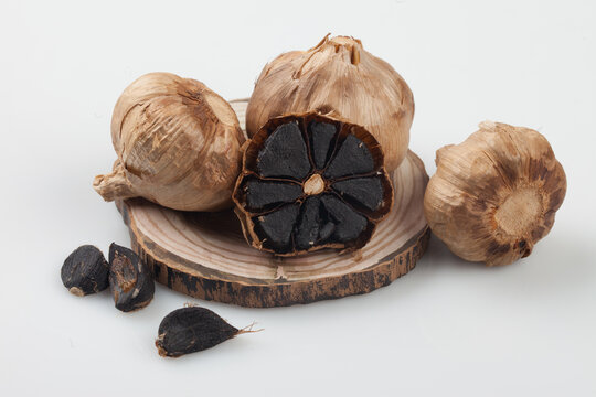 black garlic made from fermentation
 발효하여 만든 흑색의 마늘.