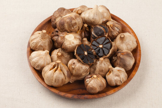 black garlic made from fermentation
 발효하여 만든 흑색의 마늘.