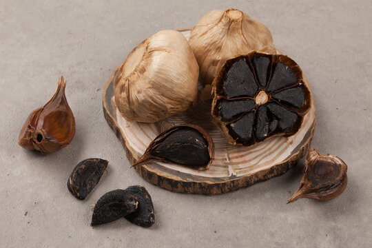 black garlic made from fermentation
 발효하여 만든 흑색의 마늘.