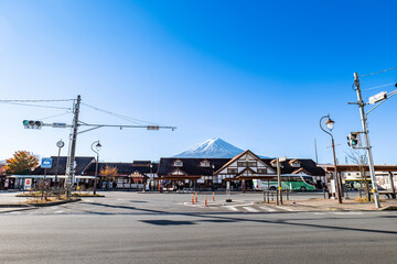 Fototapeta na wymiar 山梨県の河口湖駅は富士山が見える鉄道の駅 