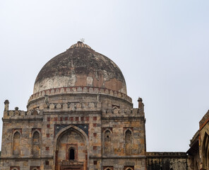 Obraz premium Mughal Architecture inside Lodhi Gardens, Delhi, India, Beautiful Architecture Inside Three-domed mosque in Lodhi Garden is said to be the Friday mosque for Friday prayer, Lodhi Garden Tomb