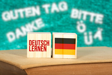 Eine Kreidetafel in der Schule und Slogan Deutsch Lernen