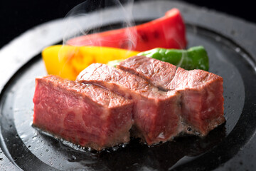 和食・豪華な和牛の陶板焼き・ステーキ